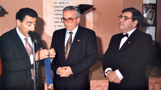 medalla de oro a nivel
				nacional por la Federación de Empresarios de Pastelería, así como la medalla de oro de la Asociación Provincial de
				Confitería y Pastelería de Sevilla (APECOPA) recibida en el año 2001